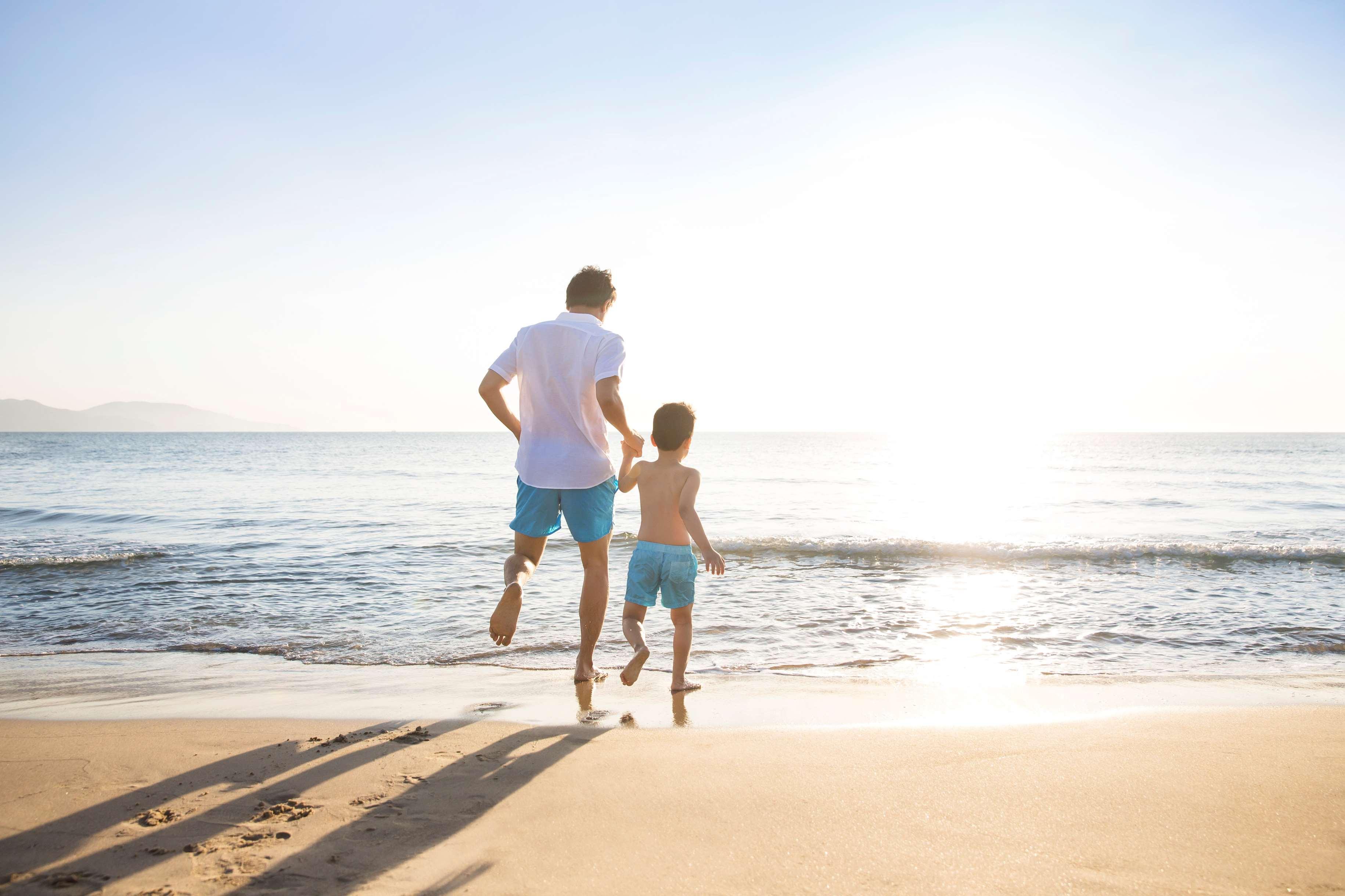 Hyatt Regency Danang Resort And Spa Екстер'єр фото A father and son on a beach