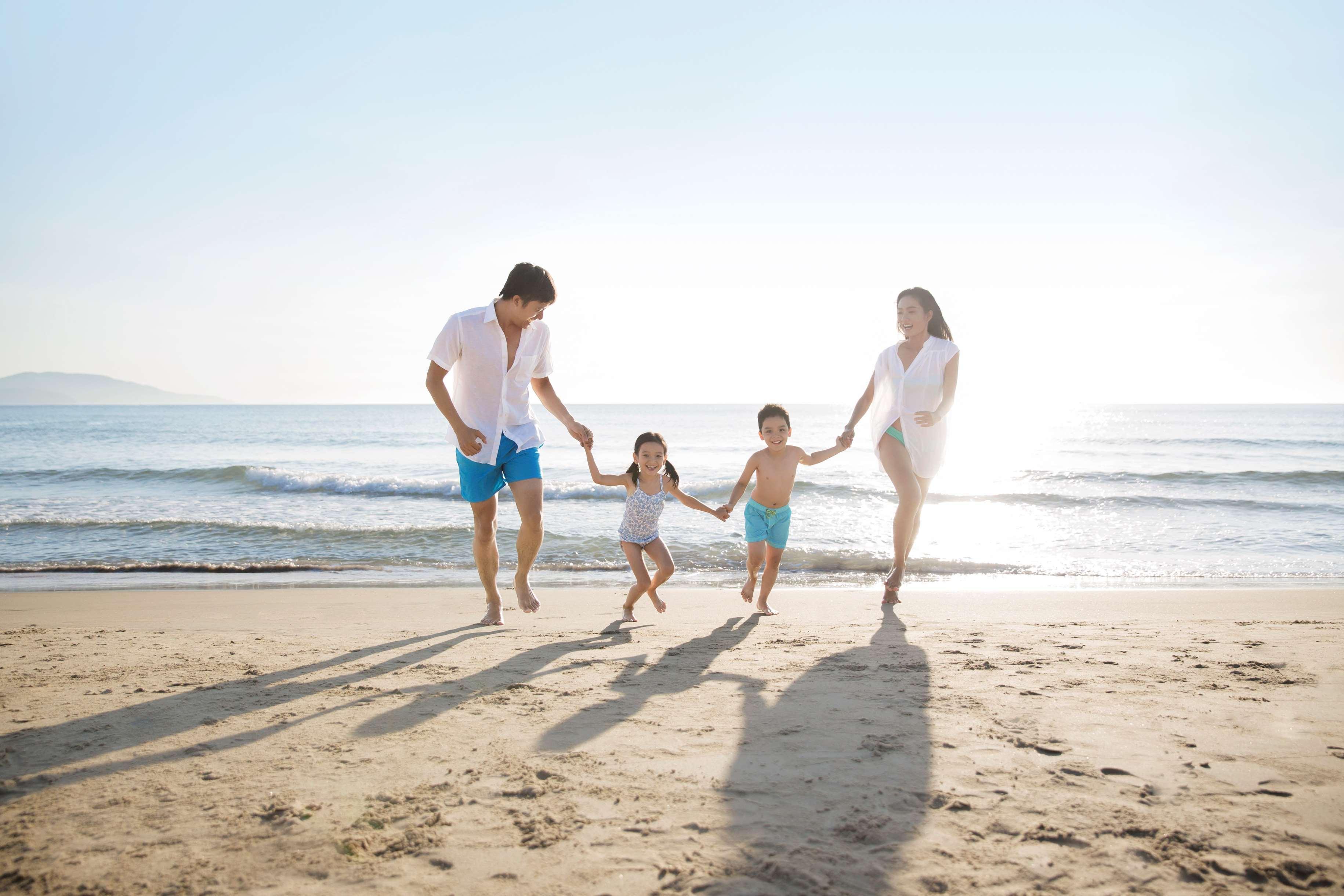 Hyatt Regency Danang Resort And Spa Екстер'єр фото Family on the beach