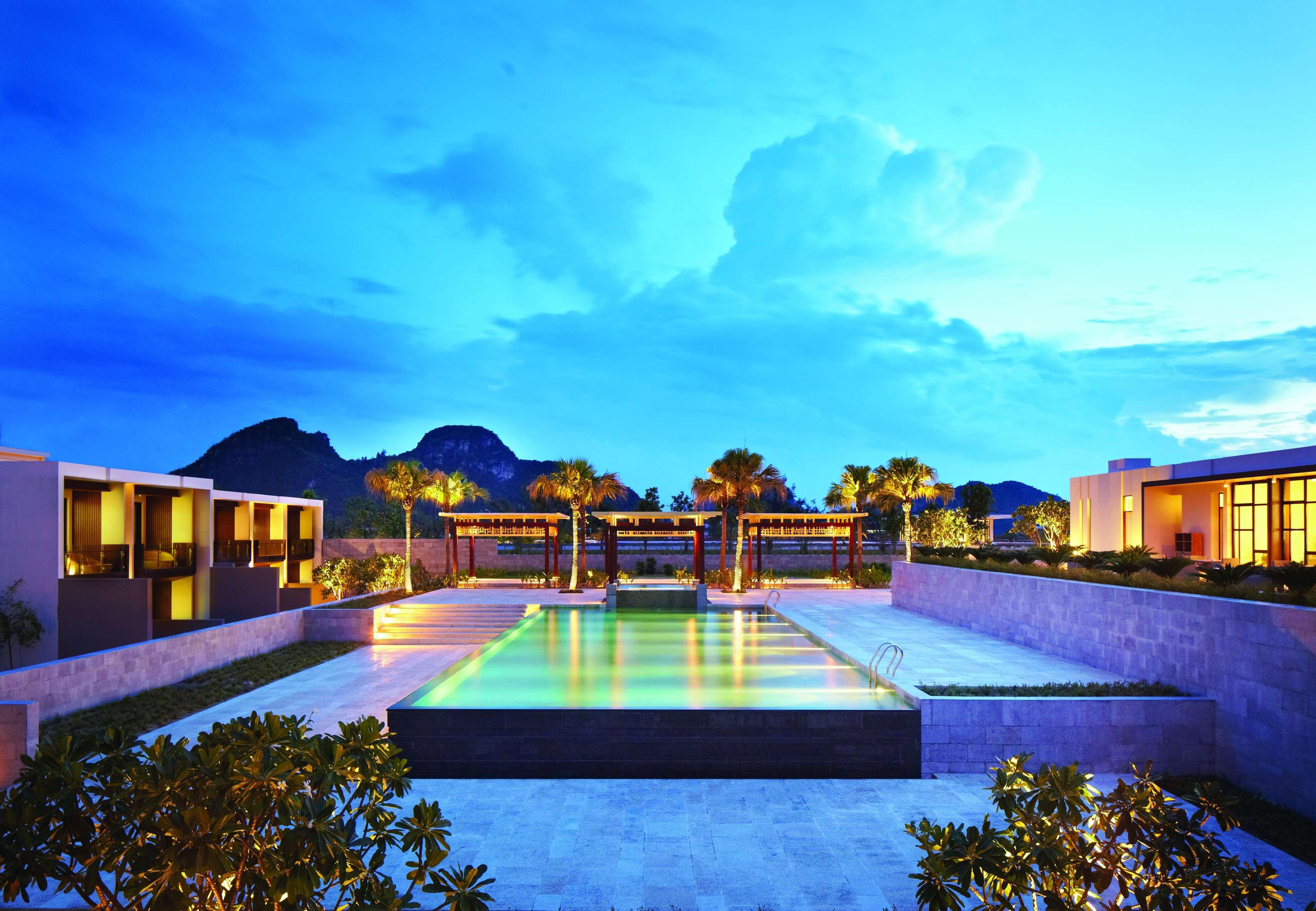 Hyatt Regency Danang Resort And Spa Екстер'єр фото The resort at dusk